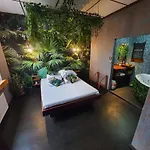 Tropicana Jacuzzi Apartment