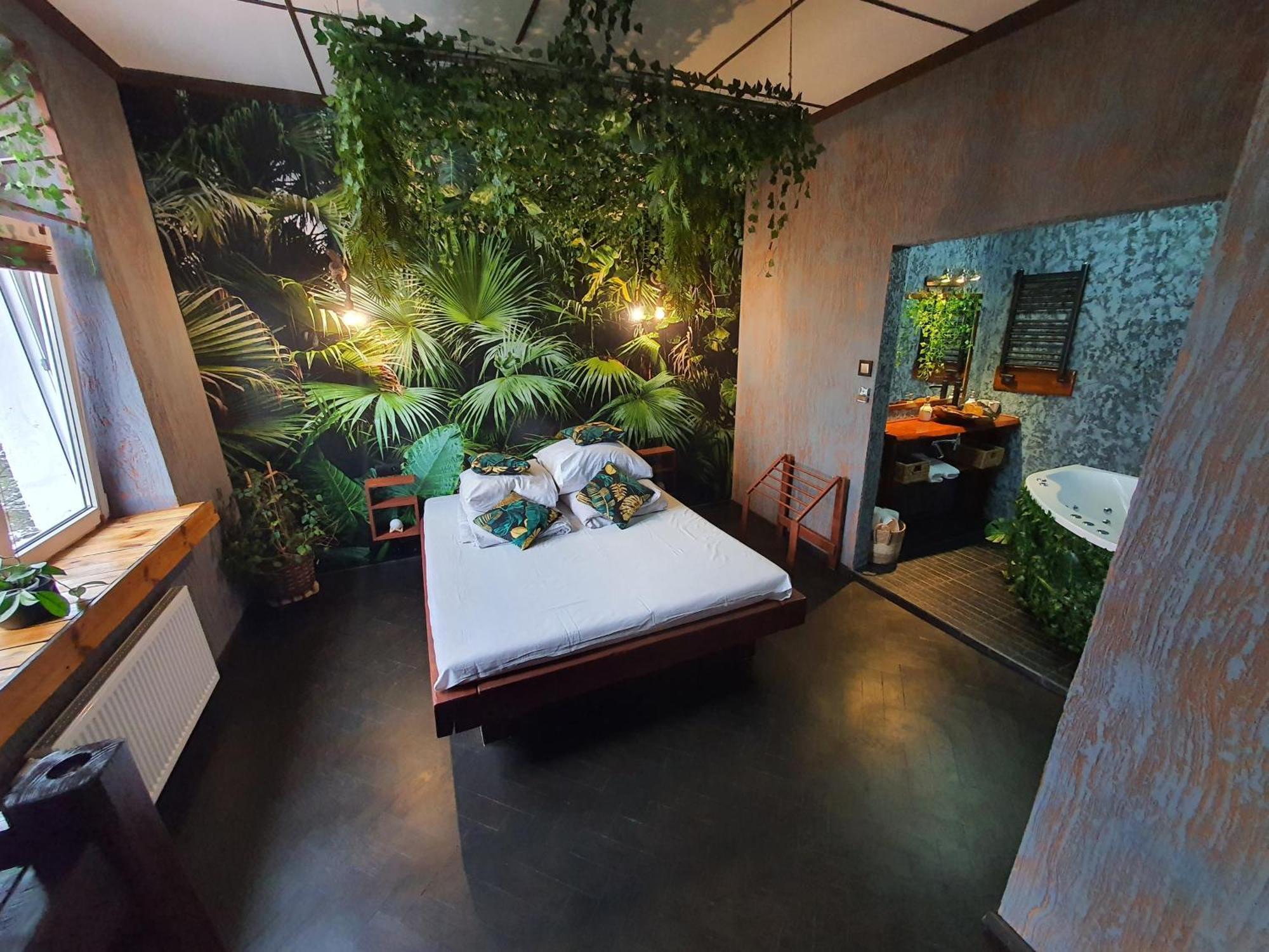 Tropicana Jacuzzi Apartment *